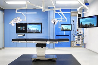 Imagem do Centro Cirúrgico contendo Foco, Mesa Cirurgica, Estativa, Medglas da Marca Steris e Vendida pela Horizon Medical no estado do Paraná